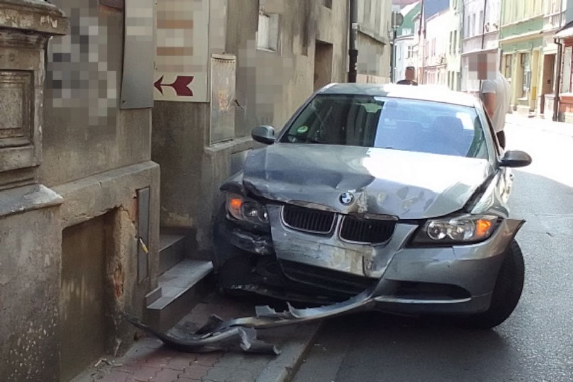 Chciał popisać się przed ludźmi na rynku. Leciał bokiem, obróciło go o 180 stopni i wjechał BMW w kamienicę