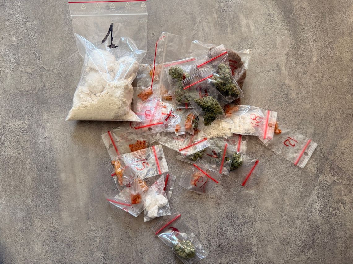 Chciał przekupić policjantów, oferując im pieniądze i... narkotyki. Wściekł się, gdy odmówili