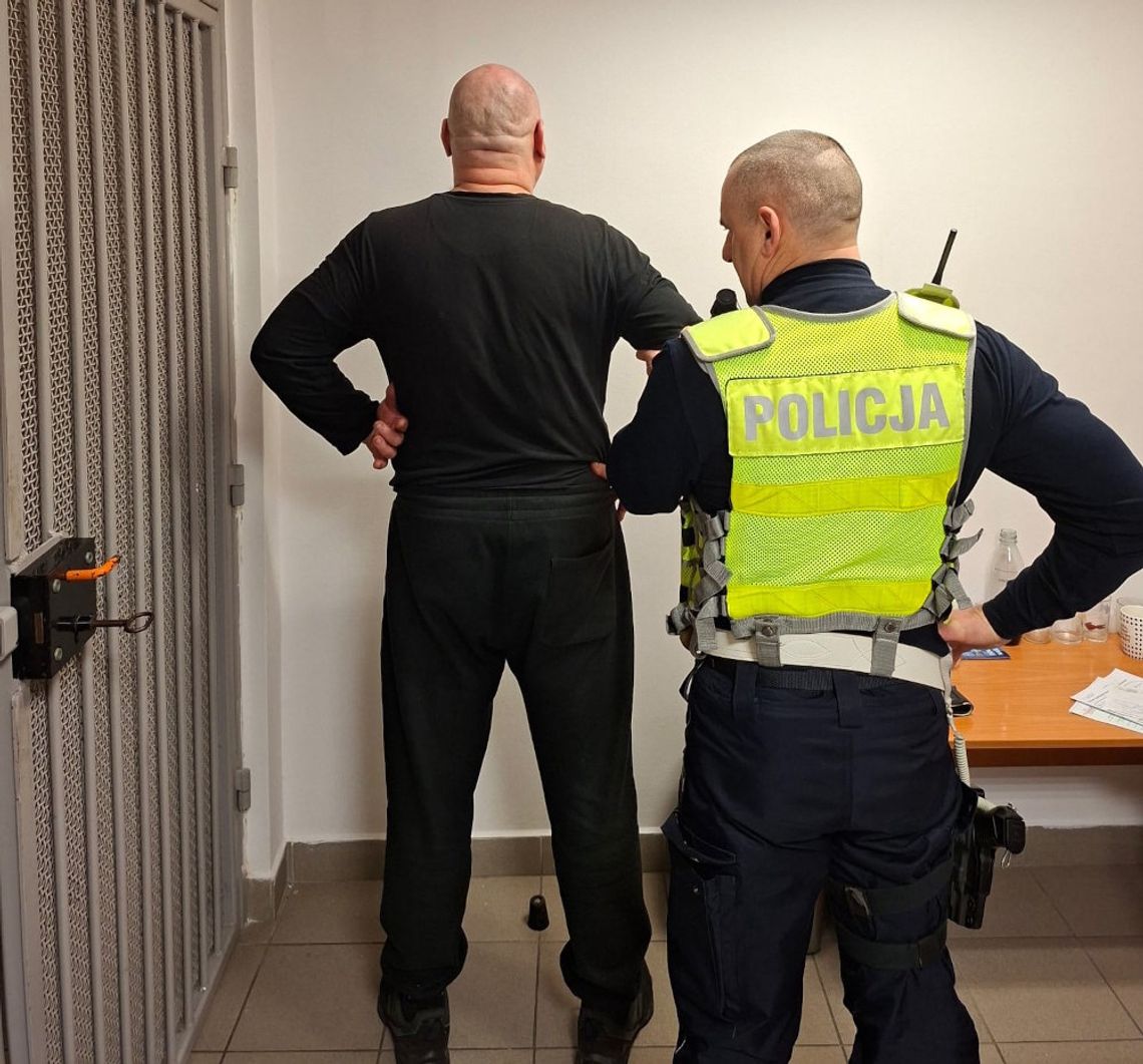 Chciał przekupić policjantów pod szkołą. 42-latek zaoferował 10 tysięcy złotych łapówki