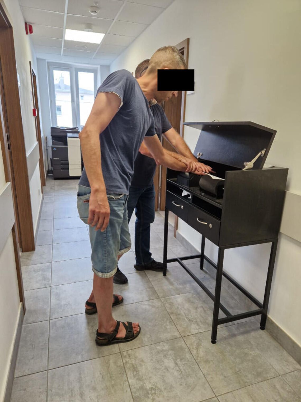 Chciał przestawić samochód, zatrzymali go policjanci. 40-latek wydmuchał blisko 1,5 promila