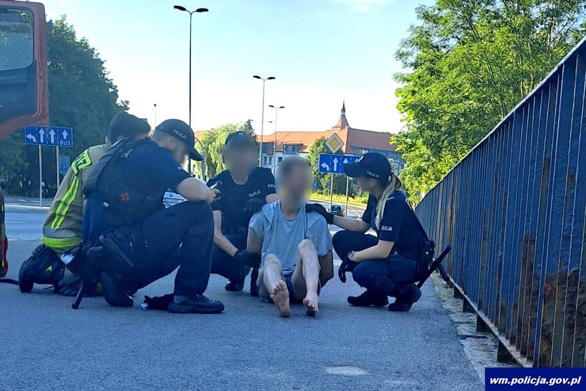 Chciał rzucić się z mostu. 35-letniego desperata uratowali przechodzący obok policjanci