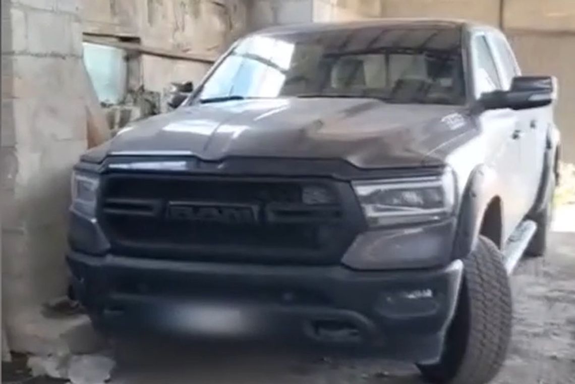 Chciał sfingować kradzież swojego auta. Sam przywiózł złodzieja w masce i ze sztucznymi rzęsami