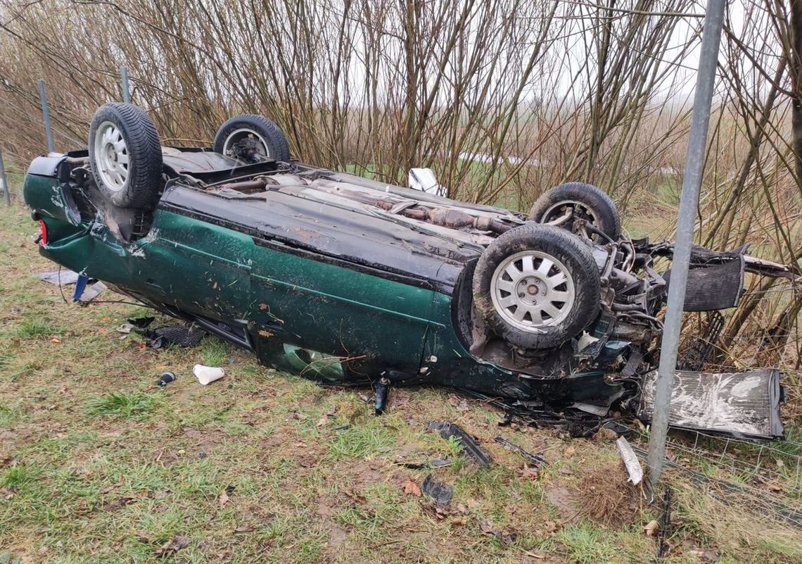 Chciał się napić podczas jazdy, chwilę później auto przebiło barierę i dachowało w rowie