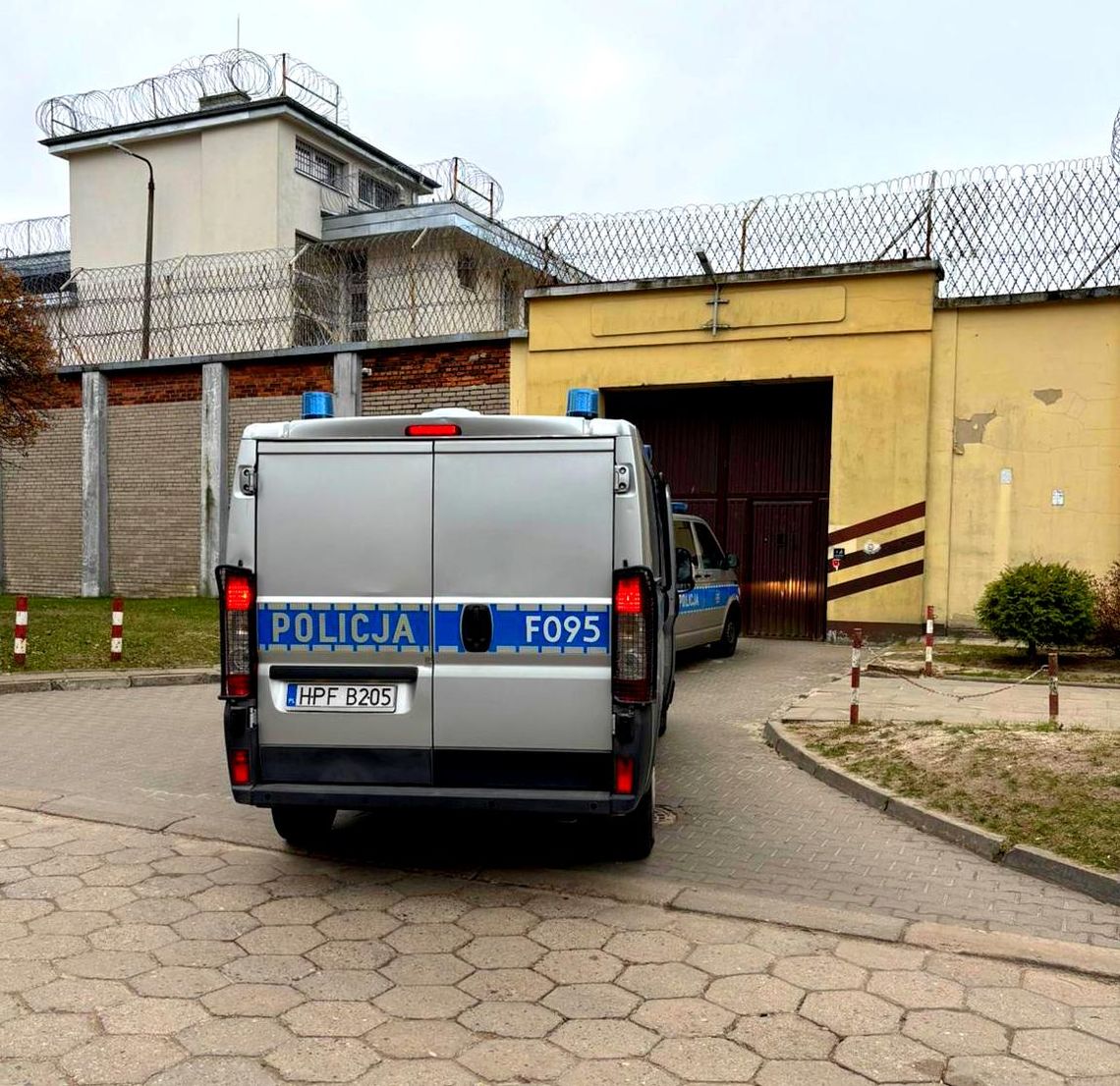 Chciał się ogrzać na komendzie, okazało się, że jest poszukiwany. Policjanci odstawili go do więzienia Chciał się ogrzać na komendzie, okazało się, że jest poszukiwany. Policjanci odstawili go do więzienia