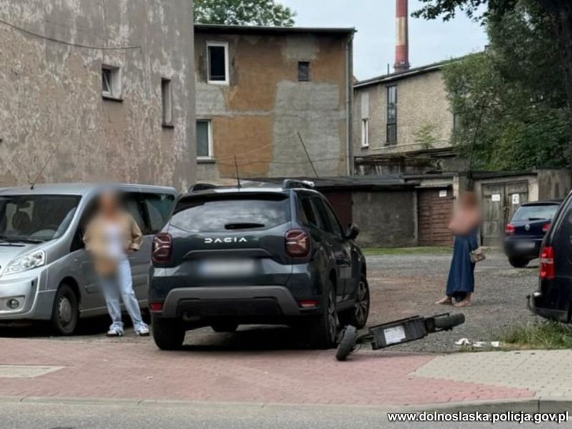 Chciał skręcić na podwórko, potrącił 16-latka na hulajnodze elektrycznej. Chłopak nie miał kasku Chciał skręcić na podwórko, potrącił 16-latka na hulajnodze elektrycznej. Chłopak nie miał kasku