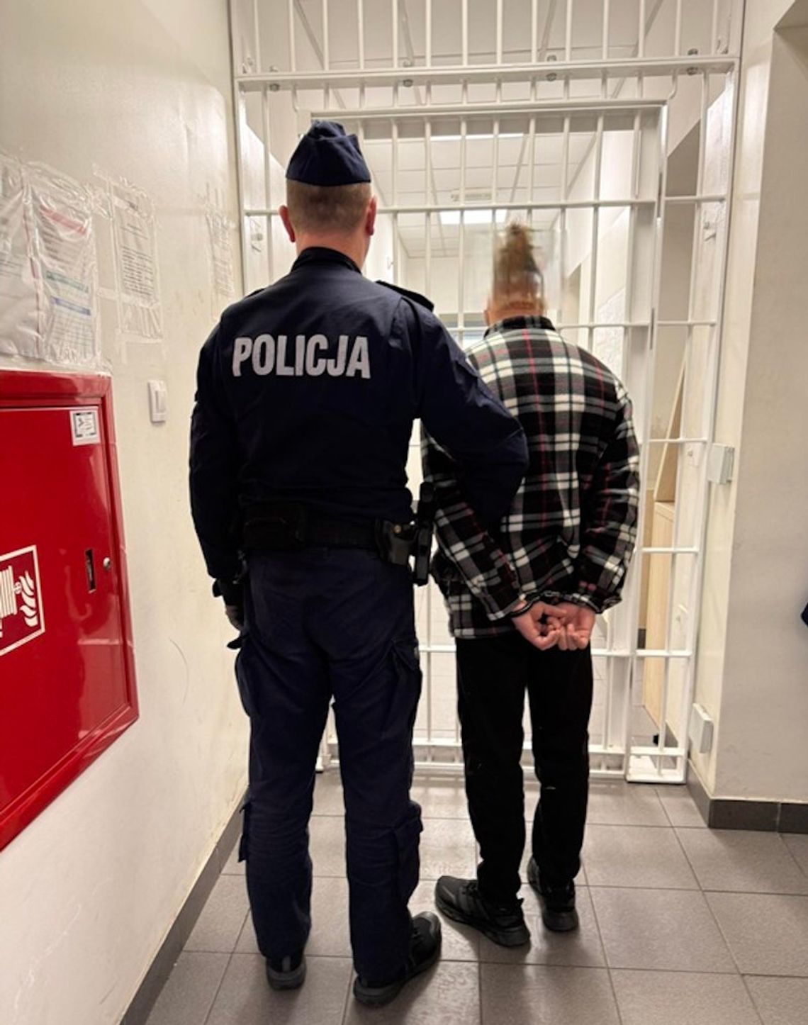 Chciał sprzedać telefon, trafił na przestępców. Spryskali go gazem i dokonali rozboju