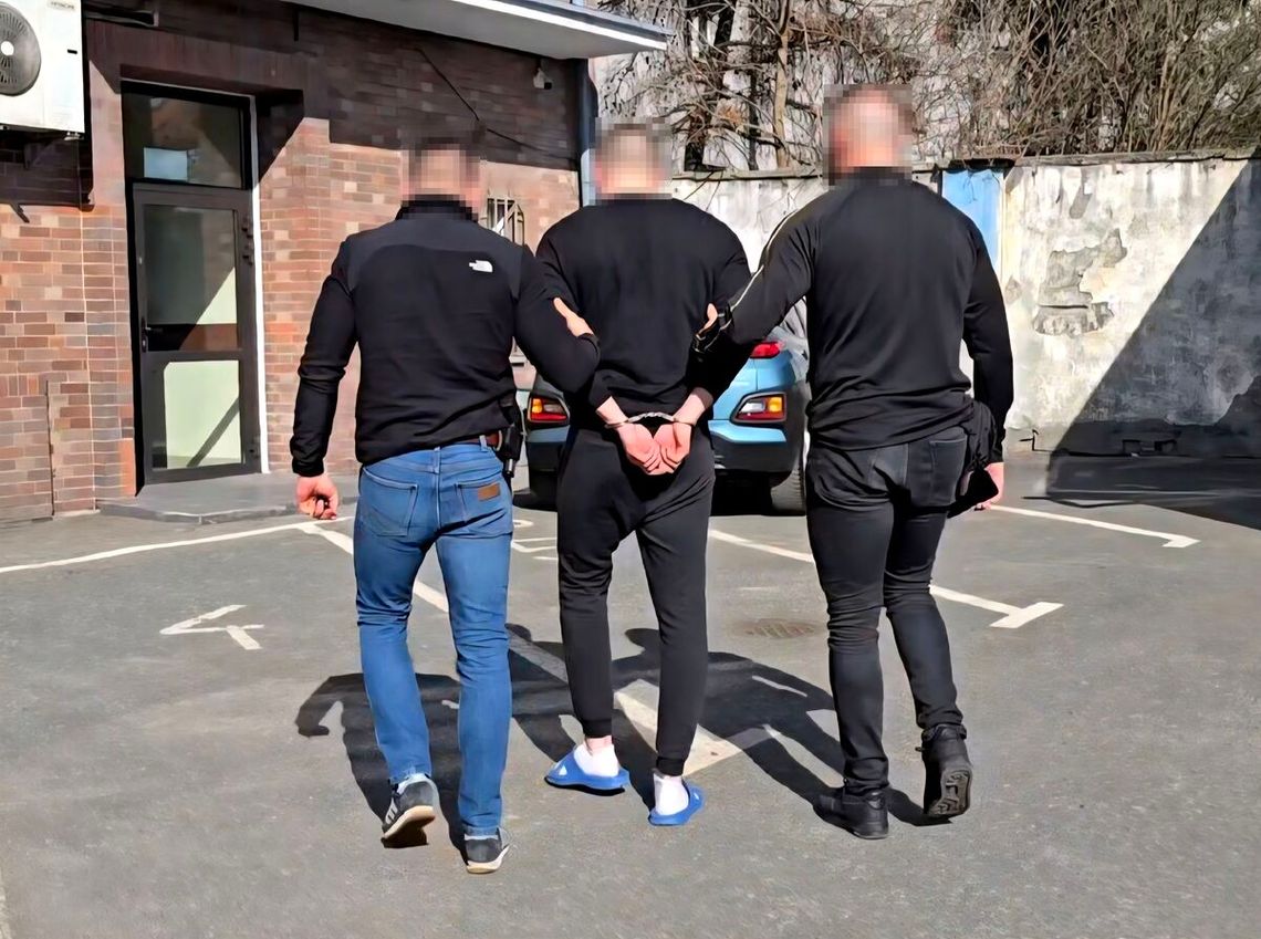 Chciał wejść na trybuny z 20 trzymetrowymi tyczkami. 29-latek zatrzymany podczas meczu piłkarskiego