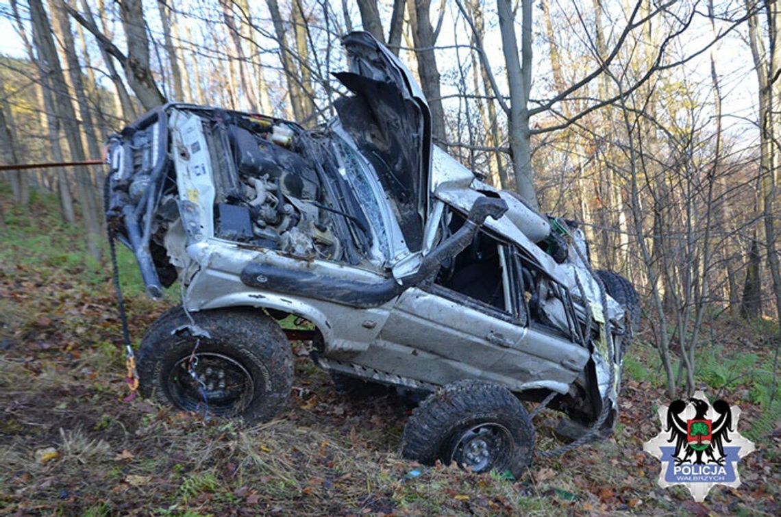 Chciał wjechać terenówką na stok narciarski. Mężczyzna wypadł z auta. Jest ciężko ranny Chciał wjechać terenówką na stok narciarski. Mężczyzna wypadł z auta. Jest ciężko ranny
