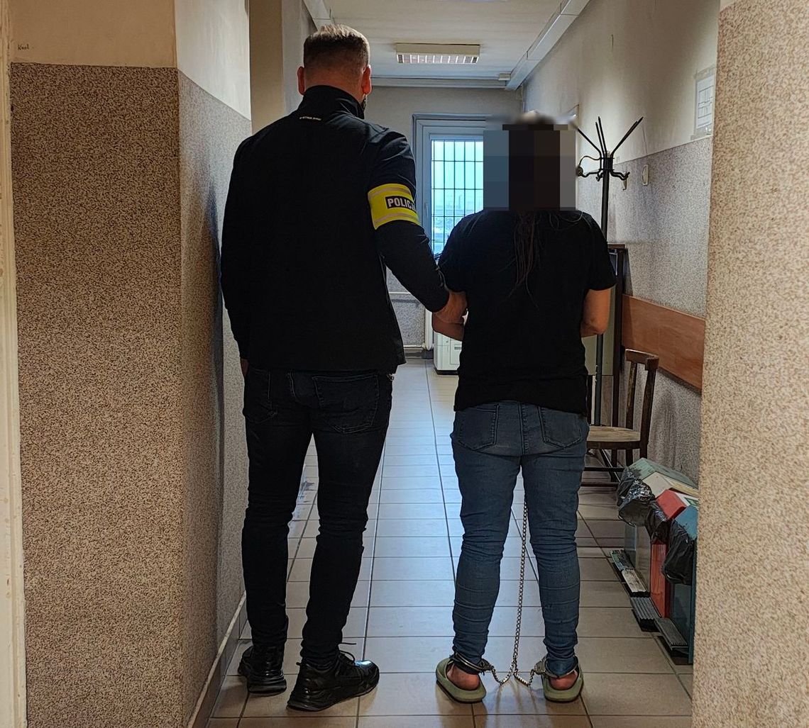 Chciał wyjść z mieszkania znajomej, kobieta dźgnęła go nożem. Wcześniej razem pili alkohol Chciał wyjść z mieszkania znajomej, kobieta dźgnęła go nożem. Wcześniej razem pili alkohol