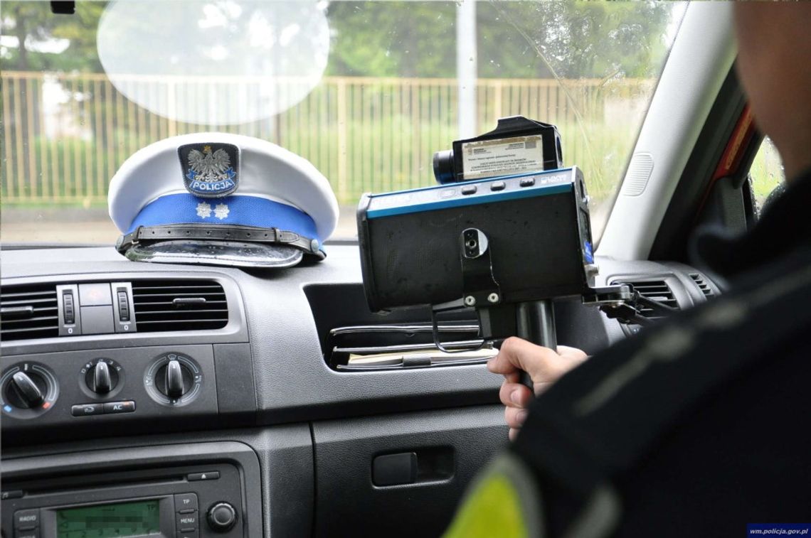 Chciał zakpić z policjantów mierzących prędkość. Minął ich i wcisnął gaz do dechy