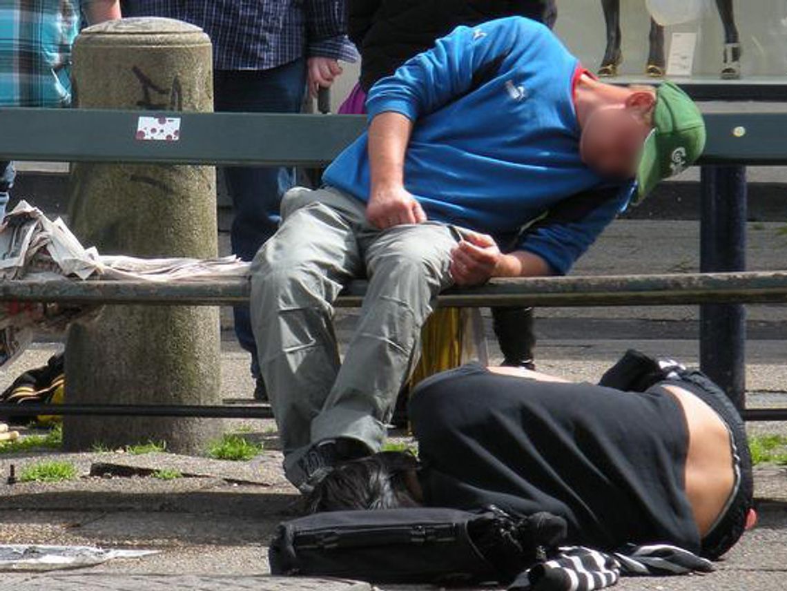 Chciał zapłacić policjantom, żeby tylko nie zabierali go na wytrzeźwiałkę. Teraz grozi mu 10 lat