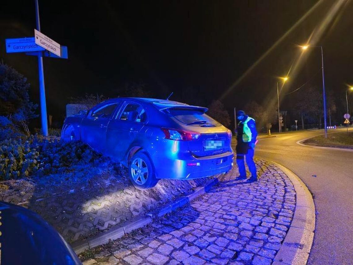 Chciał, żeby policjant dmuchnął za niego. Pijany Ukrainiec wcześniej rozbił auto na rondzie