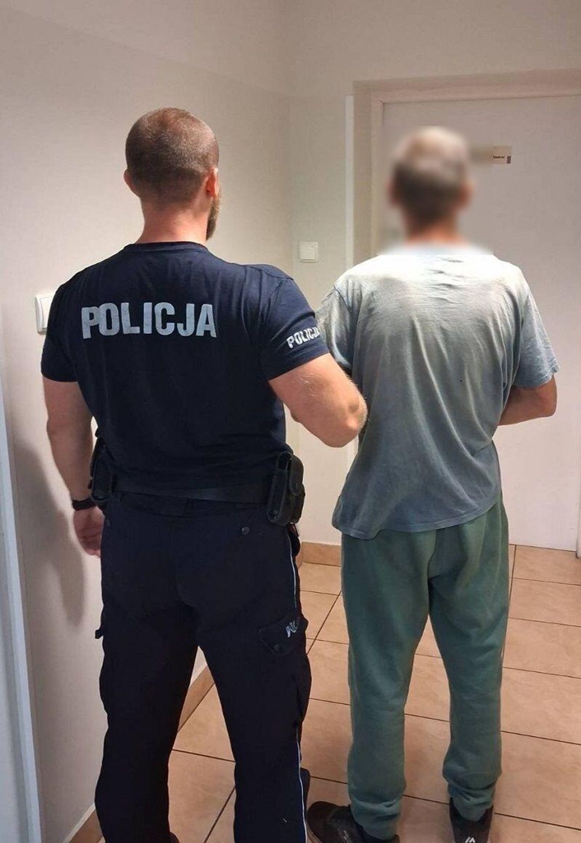 Chciał zrobić na złość żonie. Wsiadł po pijaku za kierownicę i celowo wjechał w jej auto