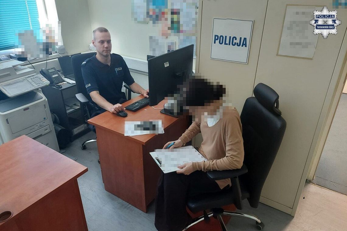 Chciała upewnić się, czy może jechać fiatem. Monitoring nagrał, jak pijana parkuje pod komendą Chciała upewnić się, czy może jechać fiatem. Monitoring nagrał, jak pijana parkuje pod komendą