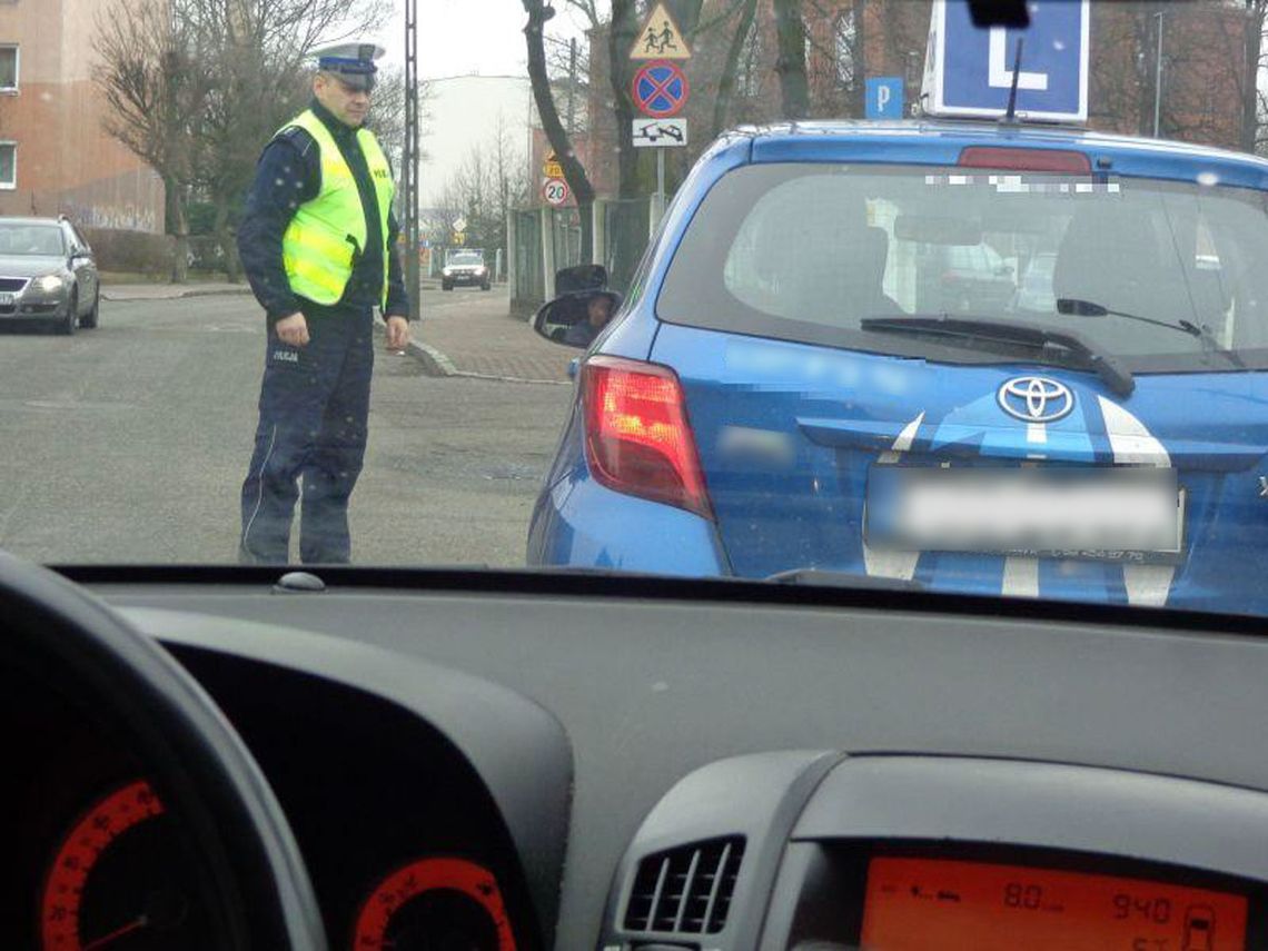 Chciała zdać prawko za koleżankę. Uczesała się jak ona, założyła maseczkę, ale się połapali