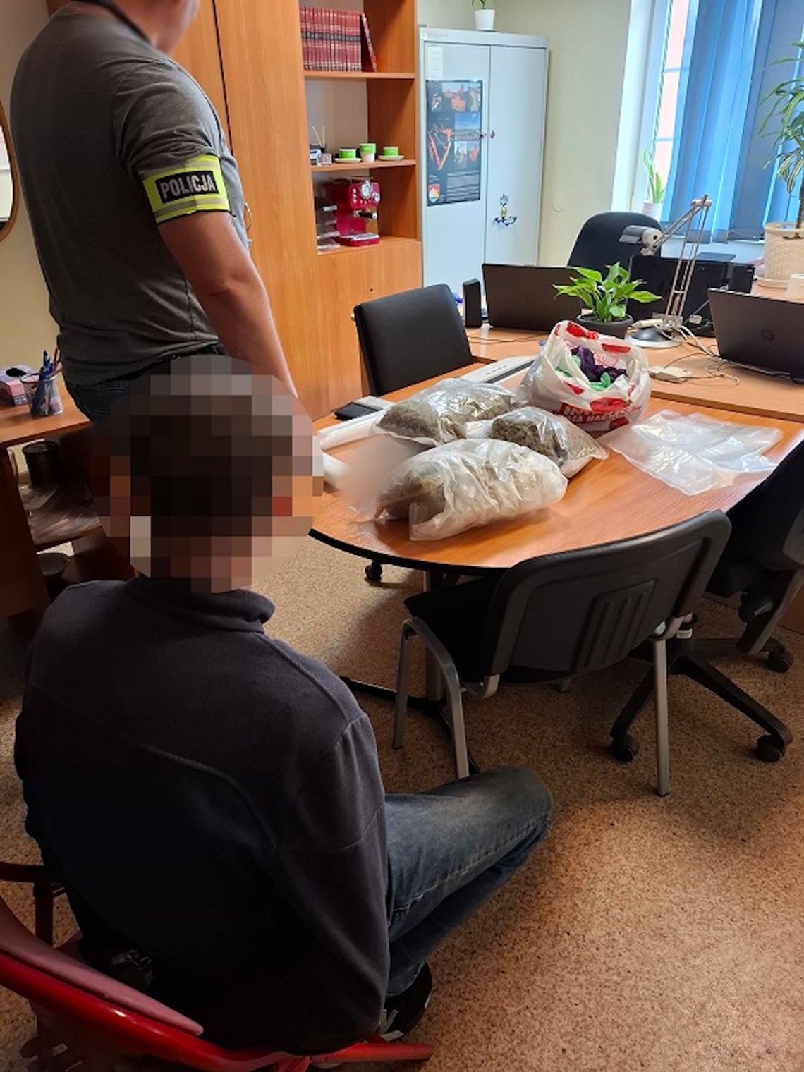 Chcieli jak najszybciej sprzedać ponad 3 kg narkotyków. Nie zdążyli, bo namierzyli ich policjanci