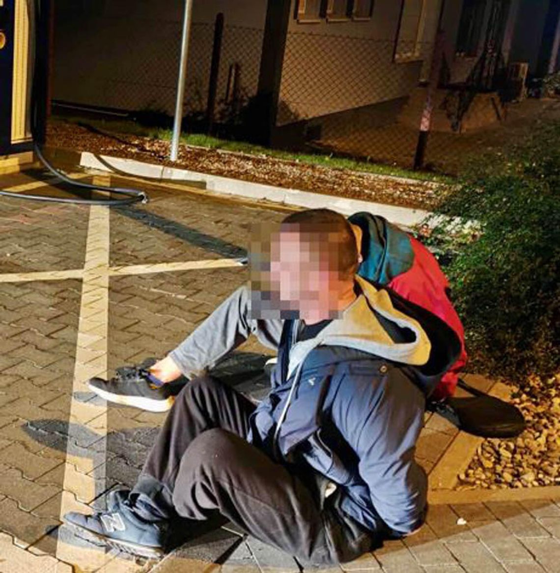 Chcieli odciąć kable z ładowarek elektrycznych. Mężczyźni złapani przez policję i ochronę Chcieli odciąć kable z ładowarek elektrycznych. Mężczyźni złapani przez policję i ochronę