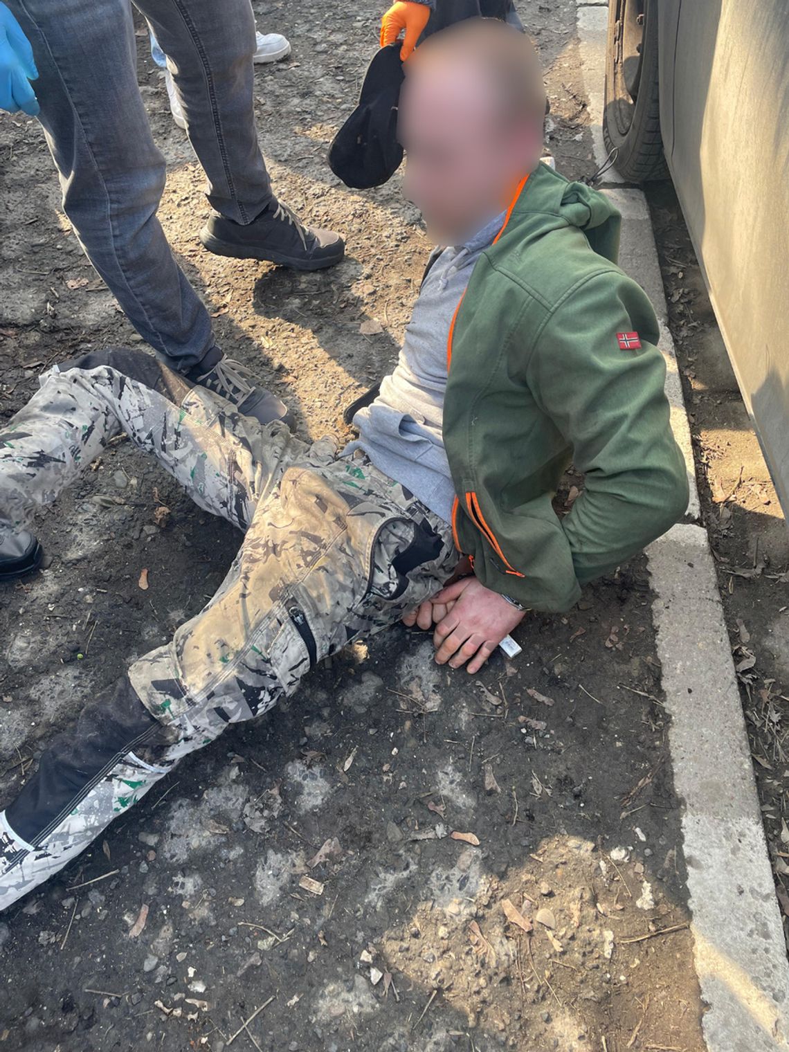 Chcieli sprzedać skradzione auto jego właścicielowi. „Okazja na części” zakończyła się obławą