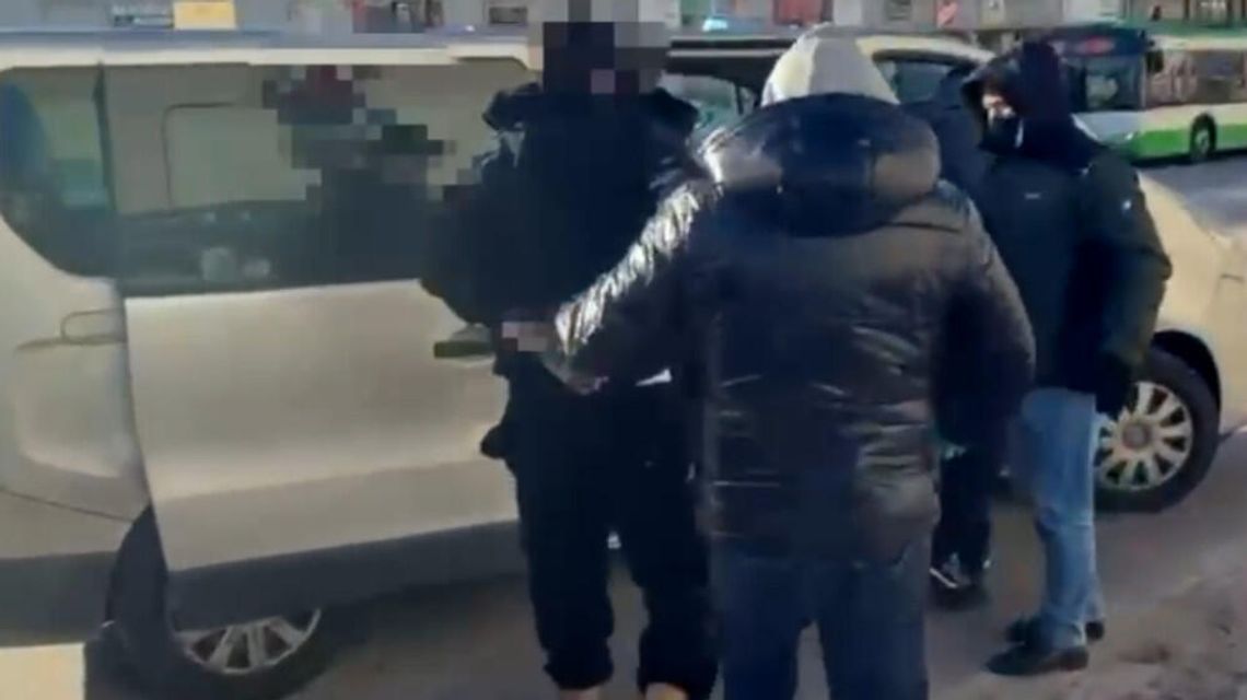 Chcieli wyłudzić telefony za 18 tysięcy złotych. Gdy sprzedawca się połapał, zagrozili mu nożem