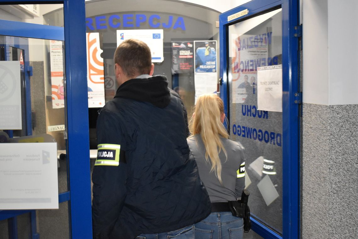 Chcieli wynieść surowce za 70 tysięcy złotych. Policja przerwała kradzież w zakładzie produkcyjnym