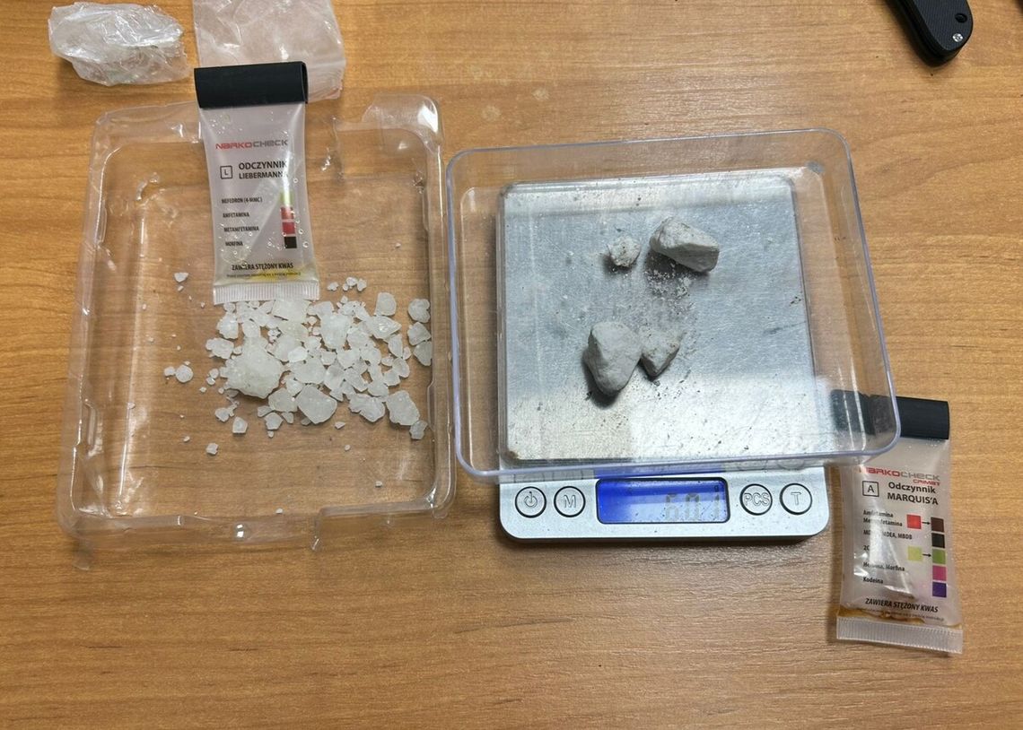 Chcieli zapytać, czemu wyrzucił paczkę po fajkach na trawnik, ale był bardzo zdenerwowany. Mężczyzna miał narkotyki