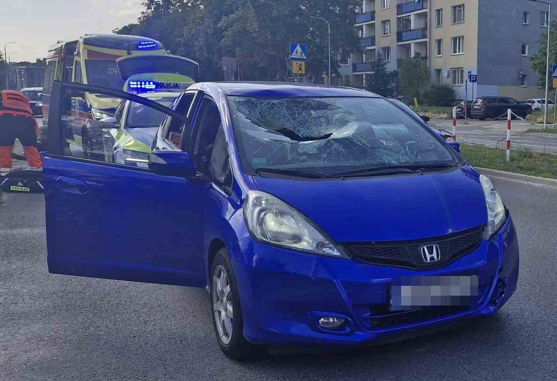 Chłopak na hulajnodze elektrycznej rozbił głową szybę w samochodzie. Na szczęście miał kask Chłopak na hulajnodze elektrycznej rozbił głową szybę w samochodzie. Na szczęście miał kask