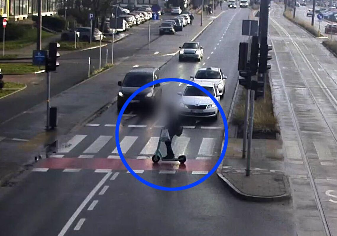 Chłopak na hulajnodze elektrycznej wjechał prosto pod samochód. Miał czerwone Chłopak na hulajnodze elektrycznej wjechał prosto pod samochód. Miał czerwone