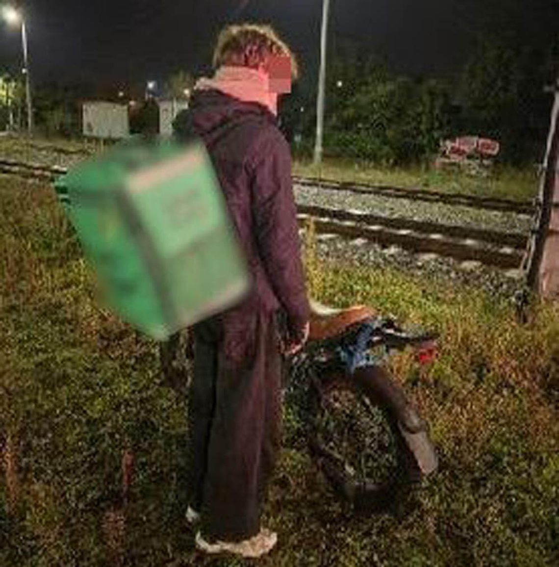 Chłopak z torbą kurierską uciekał rowerem elektrycznym po torowisku aż się przewrócił. Dostał 3000 mandatu Chłopak z torbą kurierską uciekał rowerem elektrycznym po torowisku aż się przewrócił. Dostał 3000 mandatu