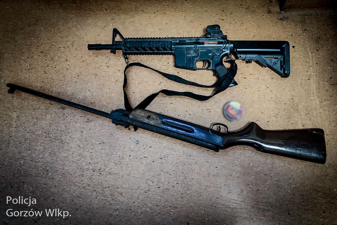 Chłopcy bawili się w snajperów. Strzelili z mieszkania w samochód. Kobieta zdążyła zobaczyć, jak zamykają okno