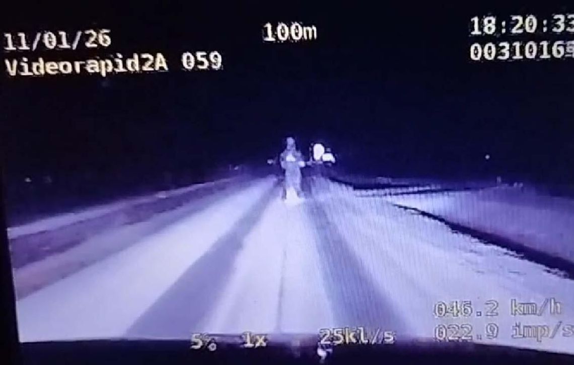 Chłopcy jechali we dwóch zaśnieżoną drogą na jednej hulajnodze elektrycznej i jeszcze wieźli walizkę