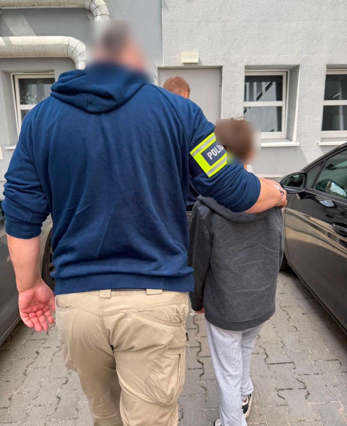 Chłopcy podłożyli ogień, pożar objął 5 samochodów. Zatrzymano 5 Ukraińców w wieku od 8 do 12 lat Chłopcy podłożyli ogień, pożar objął 5 samochodów. Zatrzymano 5 Ukraińców w wieku od 8 do 12 lat