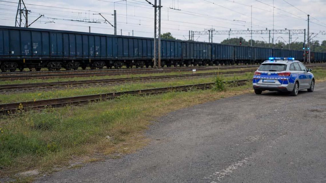 Chłopcy znaleźli sobie niebezpieczną zabawę w "train surfing". Próbowali wskoczyć na kolejny pociąg Chłopcy znaleźli sobie niebezpieczną zabawę w "train surfing". Próbowali wskoczyć na kolejny pociąg