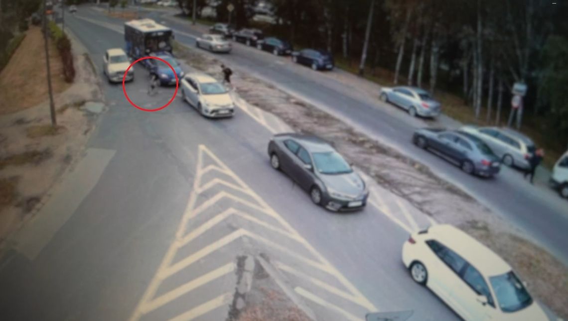 Chłopiec na hulajnodze wjechał prosto pod samochód. Wyglądało bardzo groźnie