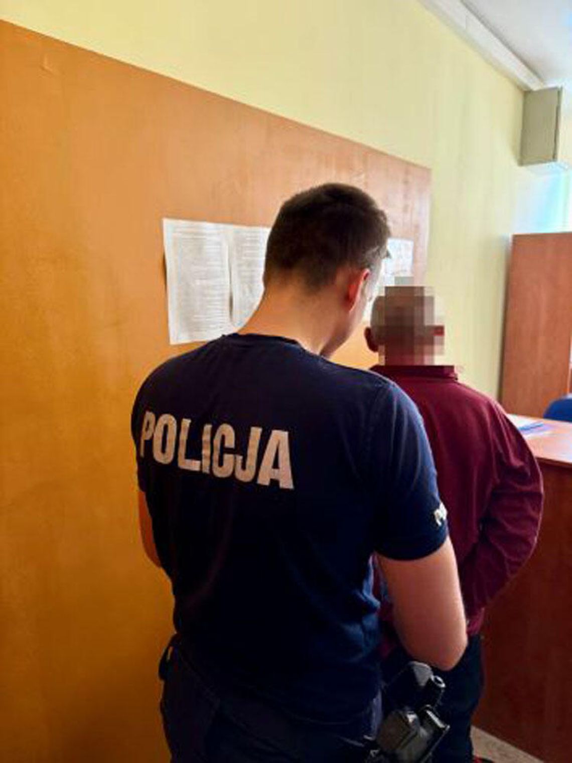 Chodził po domach i straszył ludzi nożem. Potem zaatakował policjantów. Zatrzymany 50-letni Ukrainiec Chodził po domach i straszył ludzi nożem. Potem zaatakował policjantów. Zatrzymany 50-letni Ukrainiec