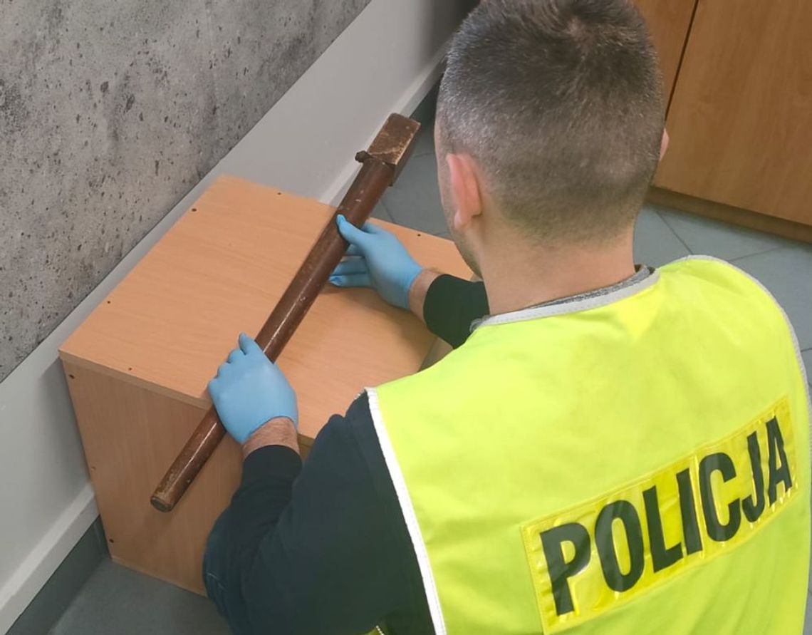 Chodził po miasteczku z nogą od stołu i groził ludziom śmiercią. W trakcie zatrzymania kopnął w radiowóz