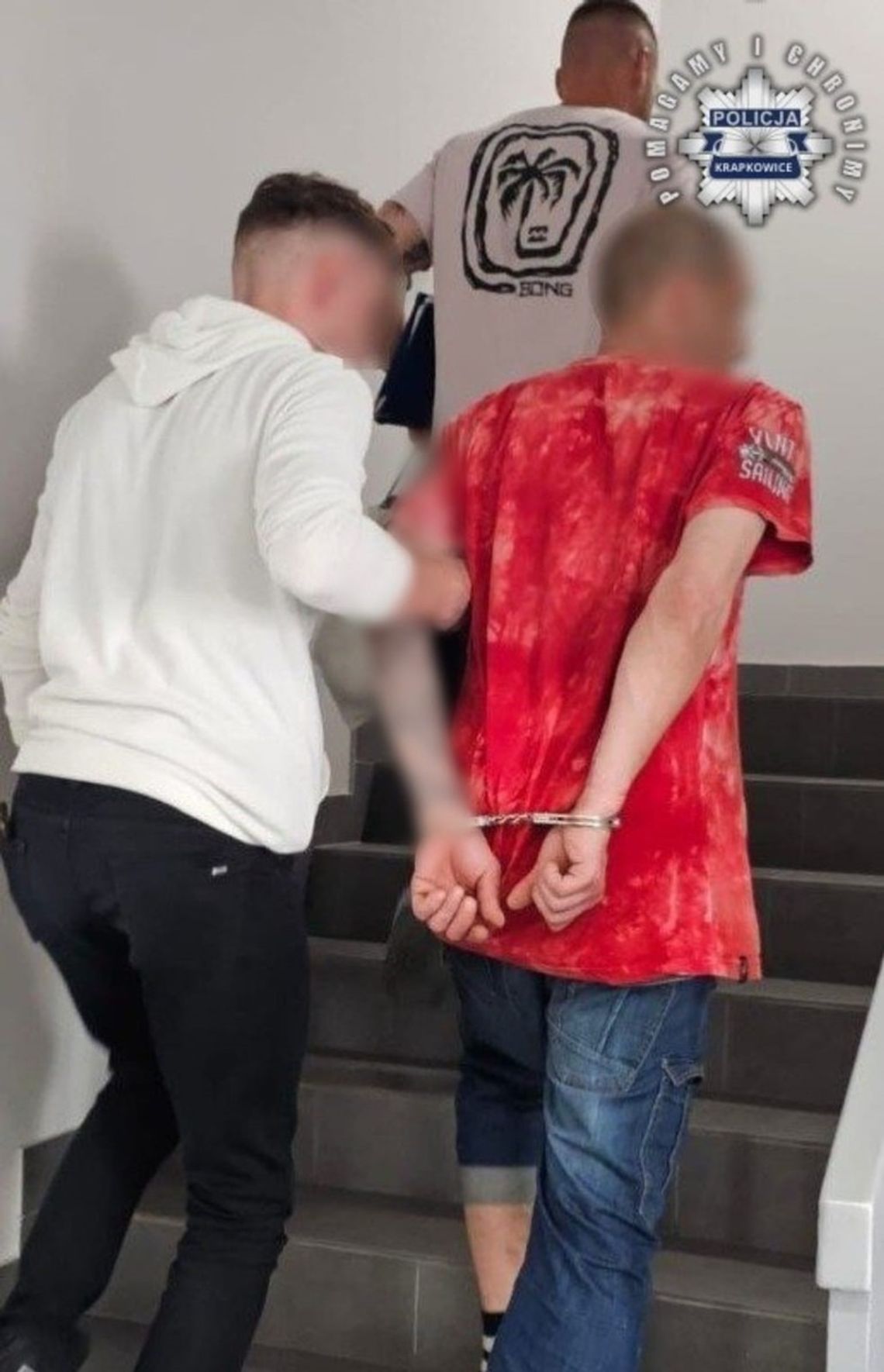 Chodził po mieście i zaglądał do samochodów. Gdy zobaczył coś ciekawego, wybijał szybę i sobie brał