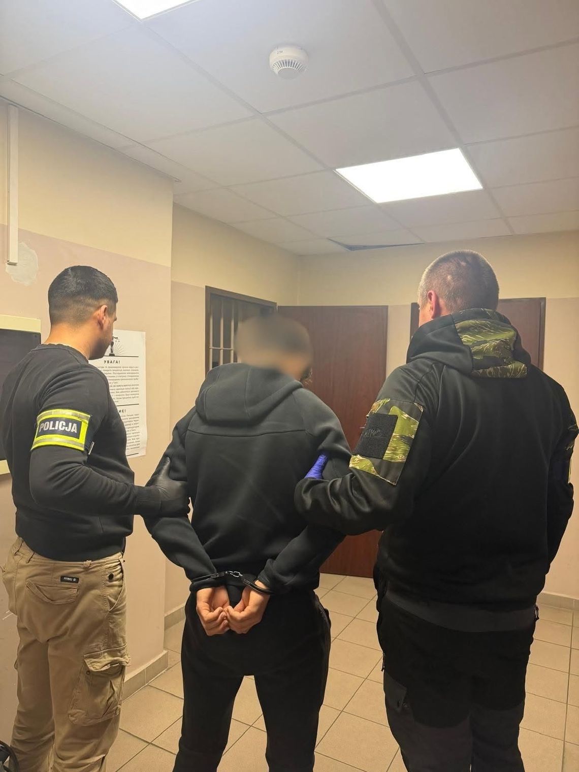 Chodził po szkole z przedmiotem przypominającym broń. Policjanci zatrzymali 18-latka Chodził po szkole z przedmiotem przypominającym broń. Policjanci zatrzymali 18-latka