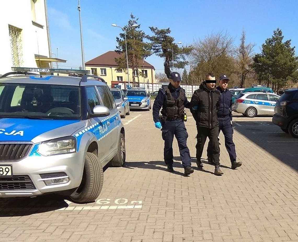 Chodził po ulicach i wypatrywał aut z kluczykami w środku. Jeździł i rozbijał je, a potem brał kolejne