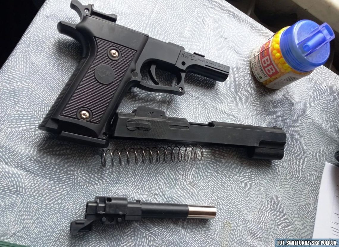 Chodził po wsi z pistoletem i groził przypadkowym przechodniom. Przerażeni ludzie wezwali policję Chodził po wsi z pistoletem i groził przypadkowym przechodniom. Przerażeni ludzie wezwali policję