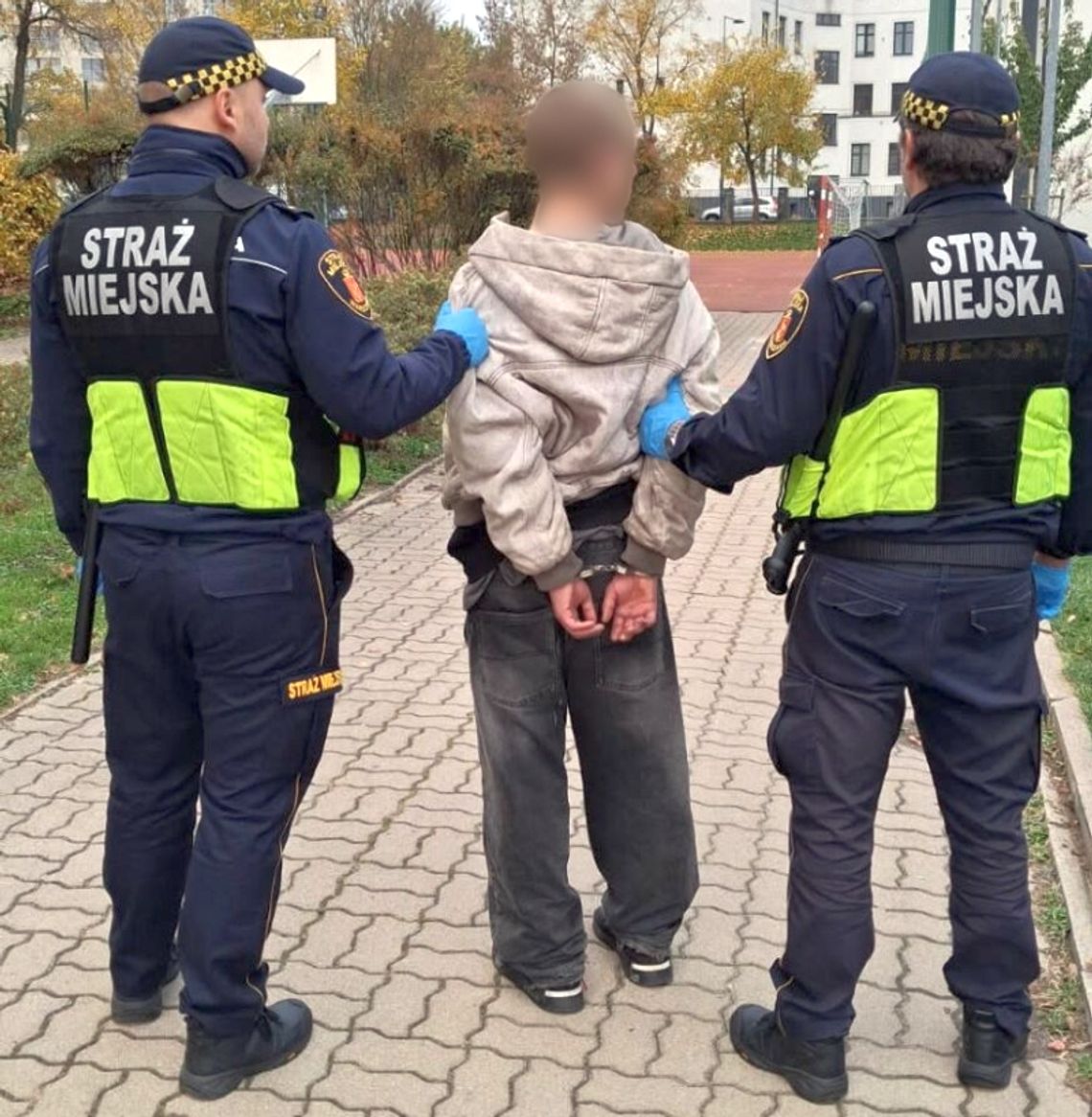 Chodził z nożem po boisku wśród dzieci. Strażnicy znaleźli go w toalecie na stacji metra Chodził z nożem po boisku wśród dzieci. Strażnicy znaleźli go w toalecie na stacji metra