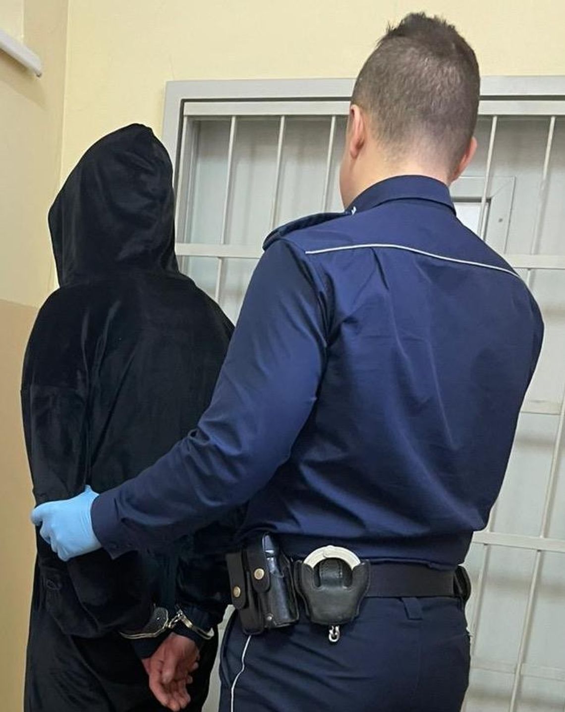 Chodziła po osiedlu jak nawiedzona i włamała się do domu. Wcześniej coś zażyła, bo chciała "pomedytować"