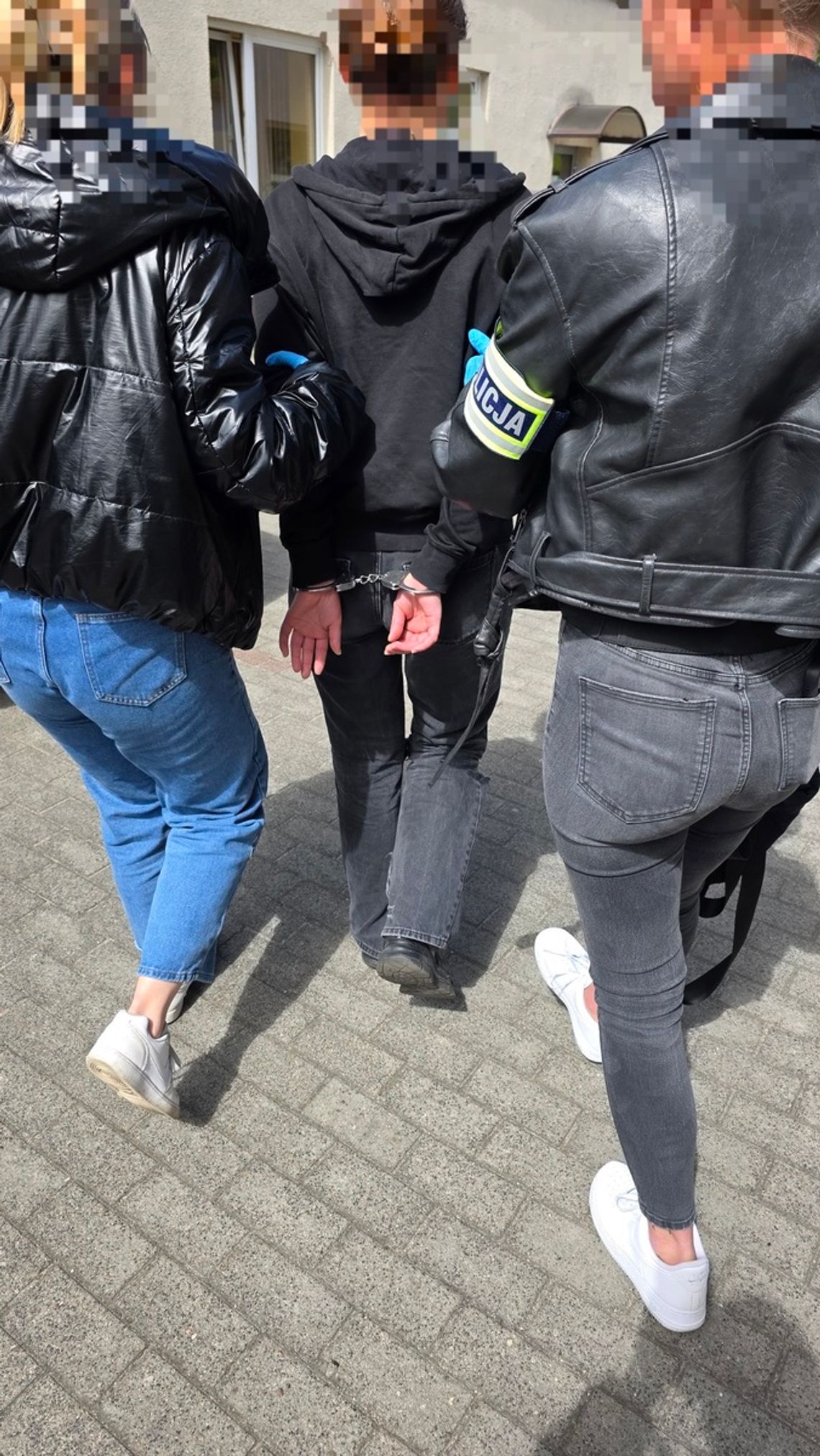 Chodzili po galerii i prosili o blika dla "chorej matki". Naciągnięty mężczyzna powiedział żonie i dopiero wtedy wezwano policję