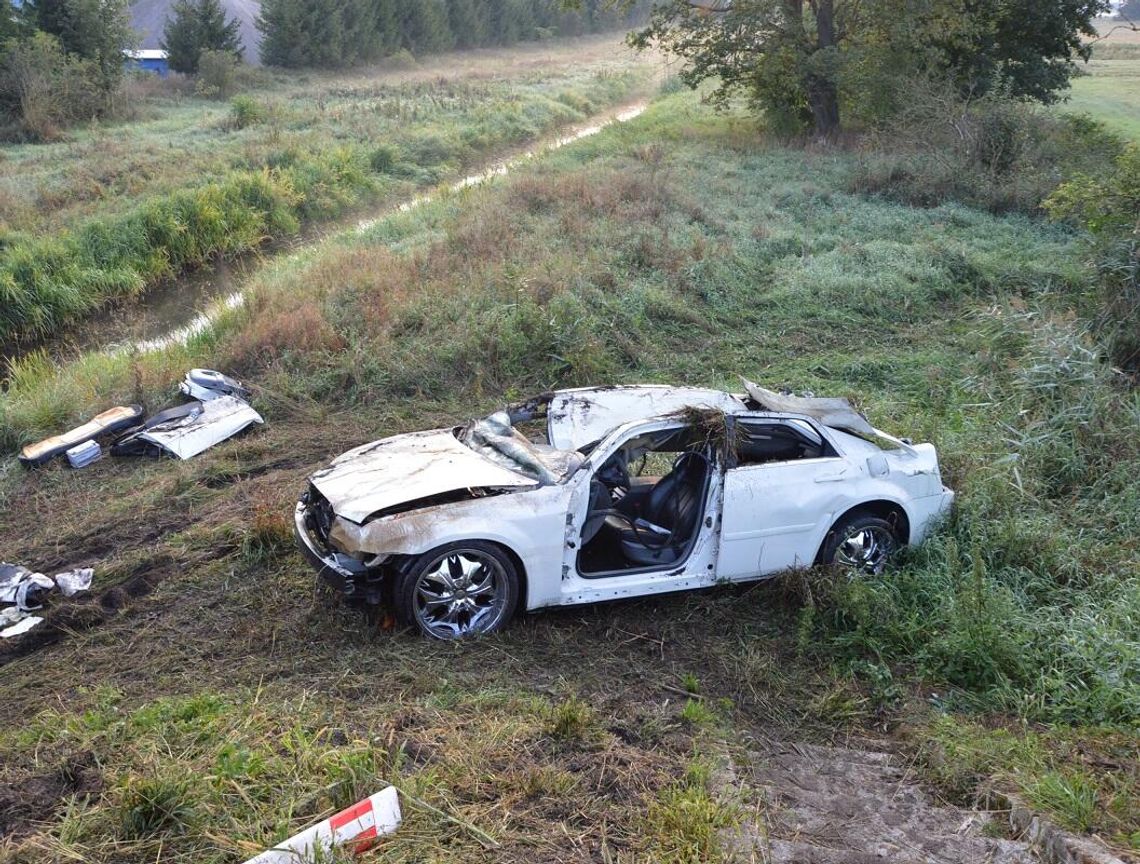 Chrysler przebił barierki, spadł z mostu i dachował w kanale. 20-letni kierowca uwięziony w aucie