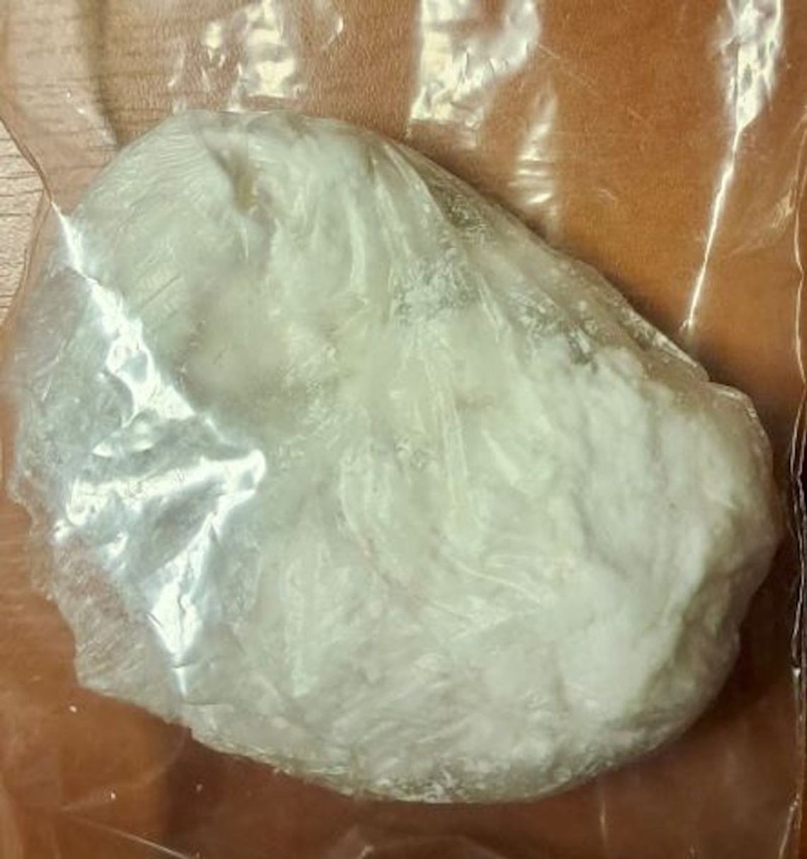 Chwalił się narkotykami. Gdy zorientował się, że rozmawia z tajniakami, natychmiast upuścił woreczek Chwalił się narkotykami. Gdy zorientował się, że rozmawia z tajniakami, natychmiast upuścił woreczek