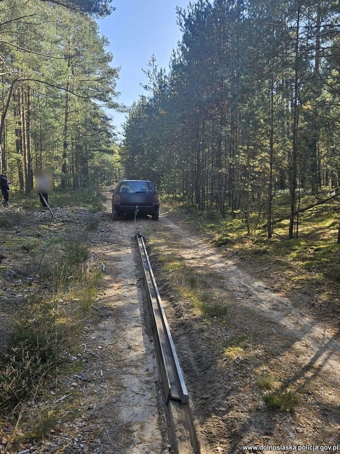 Ciągnął passatem szynę kolejową. Okazało się, że kursował tak dwa tygodnie i miał już kilka ton stali