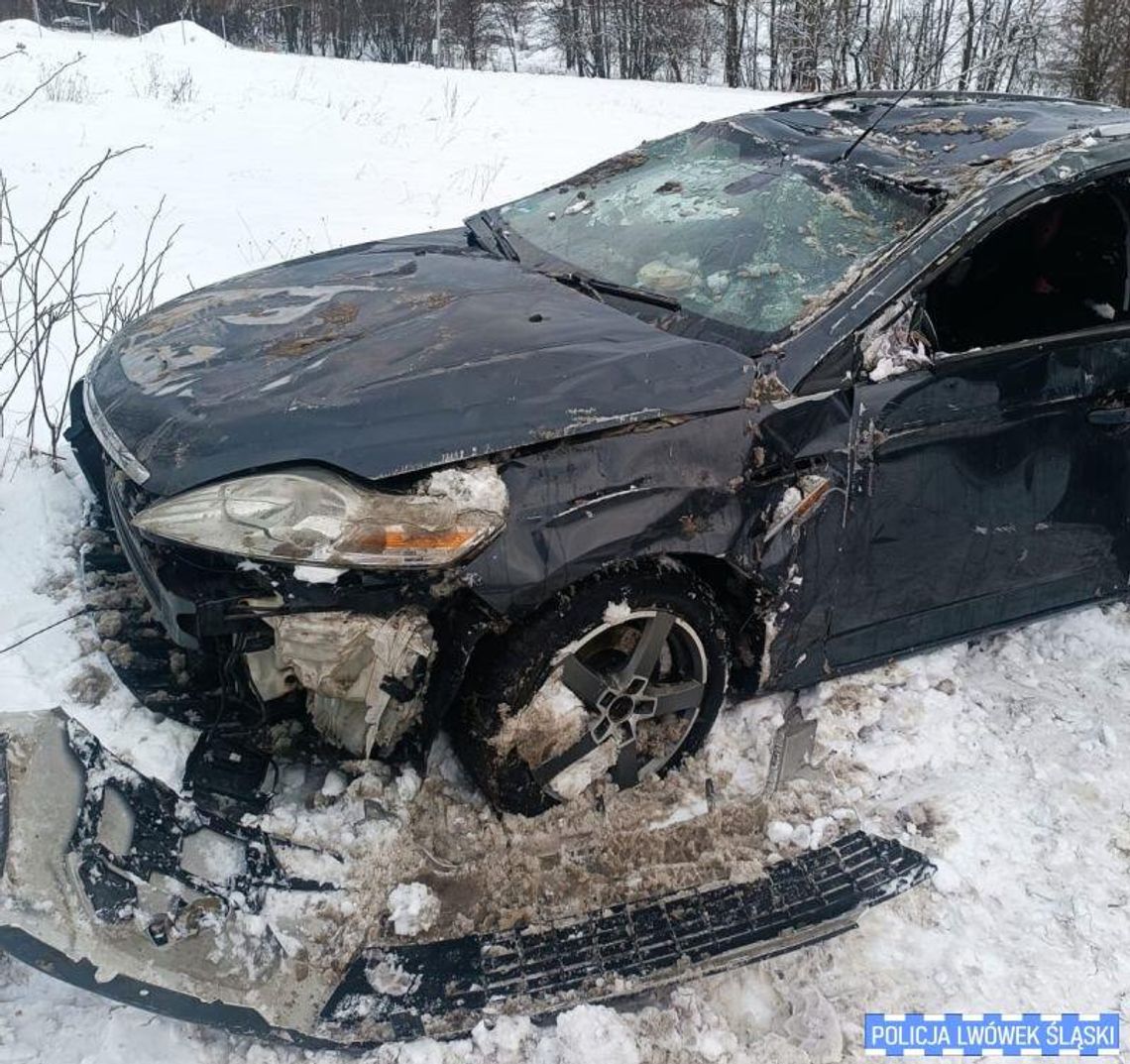 Ciągnęli auto przewrócone na dach. Pijany kierowca chciał jak najszybciej usunąć je z drogi
