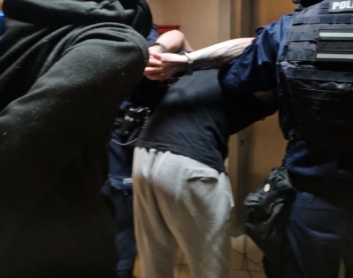 Ciągnęli za włosy i kopali po całym ciele. Zakrwawiona ofiara błagała o pomoc w sklepie