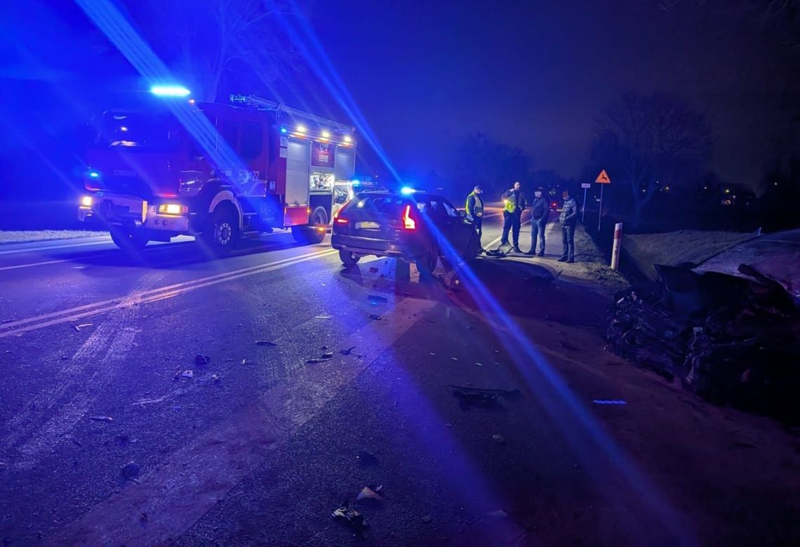 Ciągnik z beczkowozem zajechał drogę osobówce. Doszło do wypadku z udziałem trzech pojazdów Ciągnik z beczkowozem zajechał drogę osobówce. Doszło do wypadku z udziałem trzech pojazdów