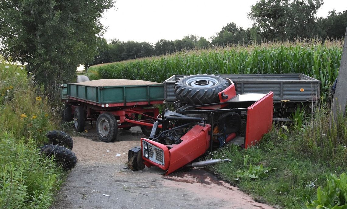 Ciągnik z trzema przyczepami przewrócił się. 27-latek został przygnieciony Ciągnik z trzema przyczepami przewrócił się. 27-latek został przygnieciony