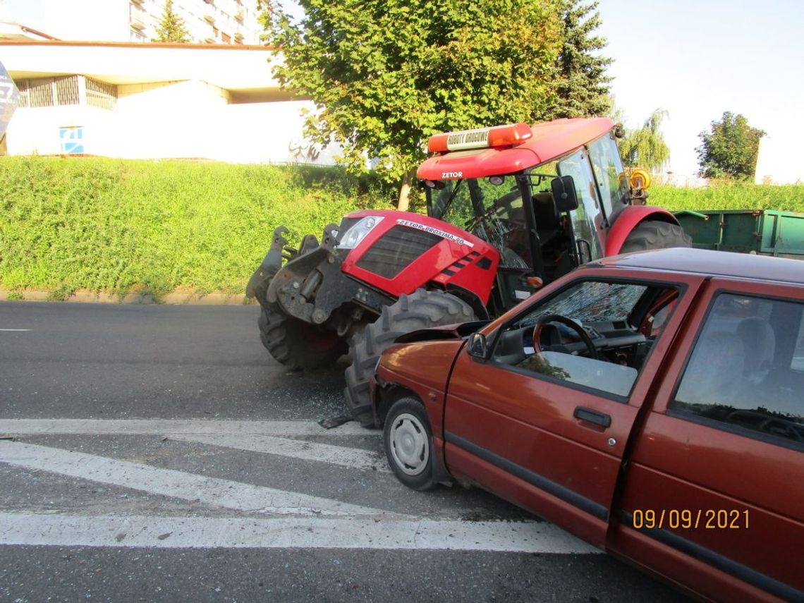 Ciągnik zderzył się za daewoo tico. Po uderzeniu maszyna rolnicza złamała się na pół